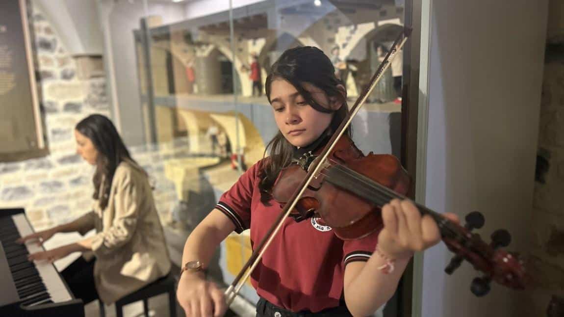 18 Mayıs “Uluslararası Müzeler Günü Kapsamında”  Okulumuz Öğrencileri Tarafından Resim Sergisi ve Müzik Dinletisi Gerçekleştirildi
